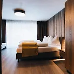 Gruenwald Und Mit Pool Aparthotel