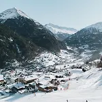 Gruenwald Und Mit Pool Aparthotel 4*