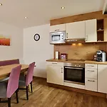 Gruenwald Und Mit Pool