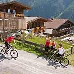 Aparthotel Gruenwald Und Mit Pool 4*