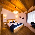 Gruenwald Und Mit Pool Aparthotel Solden