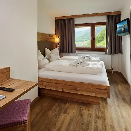 Gruenwald מלון דירות 4*