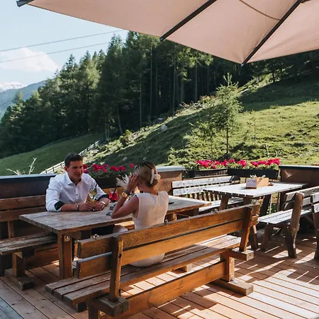 Aparthotel Gruenwald Und Mit Pool 4*