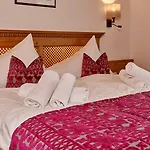 Gruenwald Und Mit Pool Aparthotel